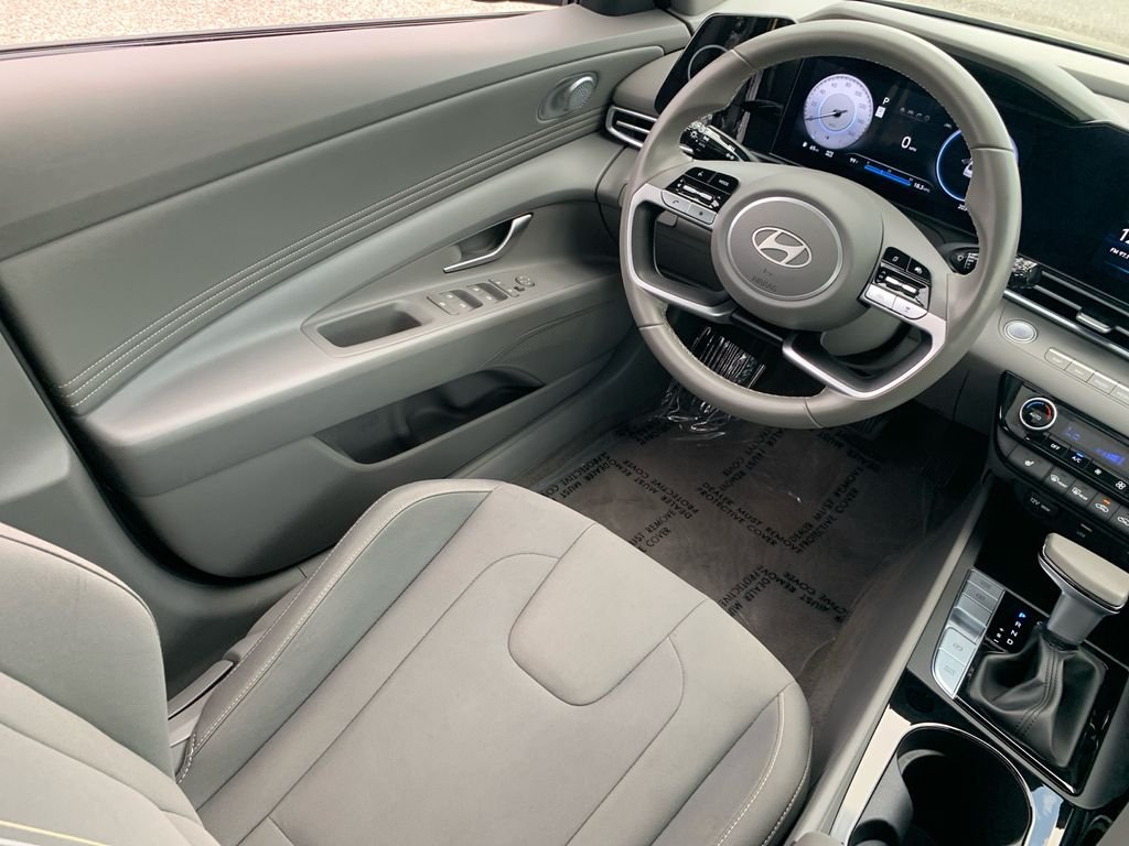 Used 2025 Silver Hyundai SEL Convenience image 27