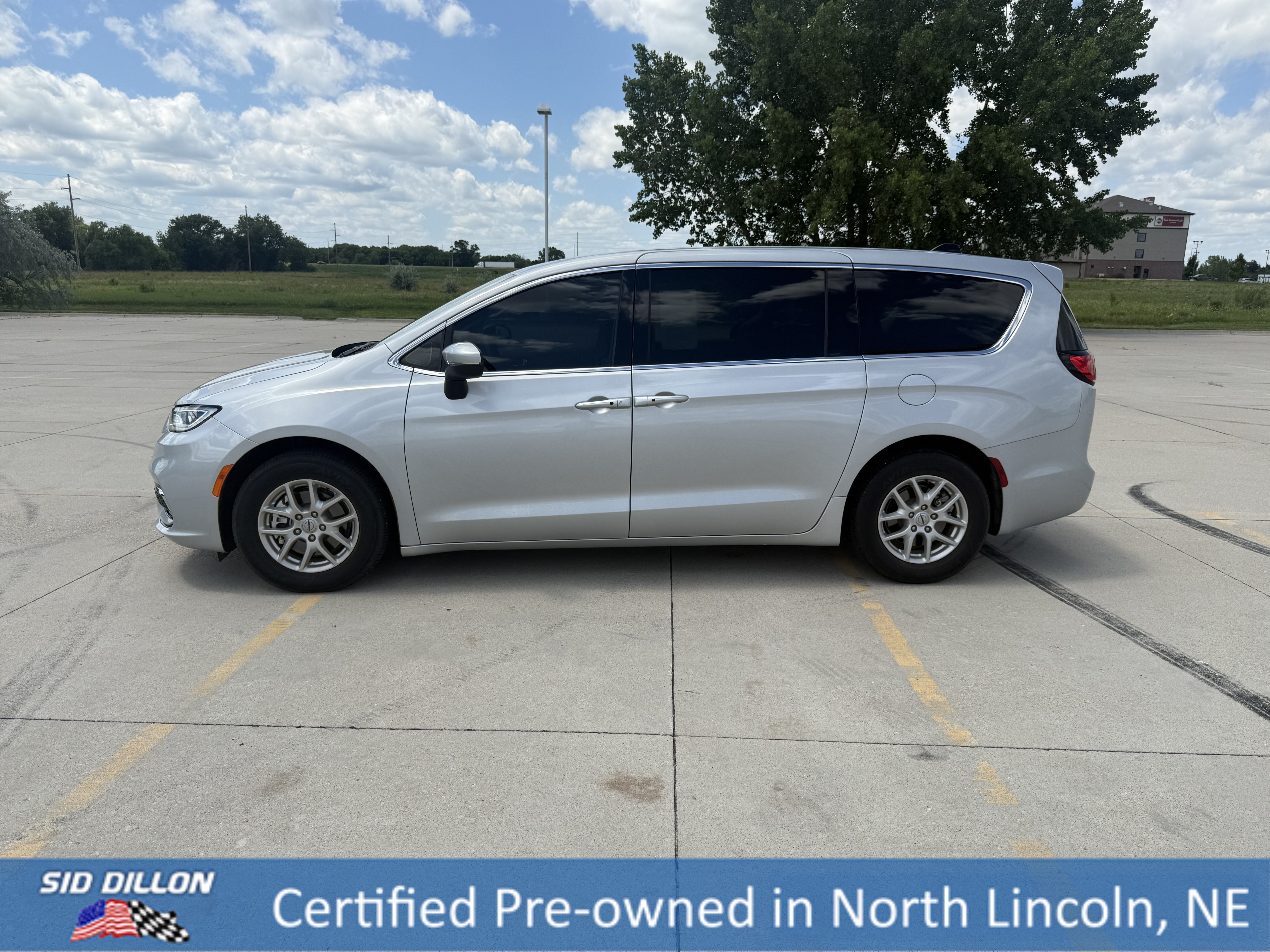 Used 2023 Silver Mist Clearcoat Chrysler Touring L image 2