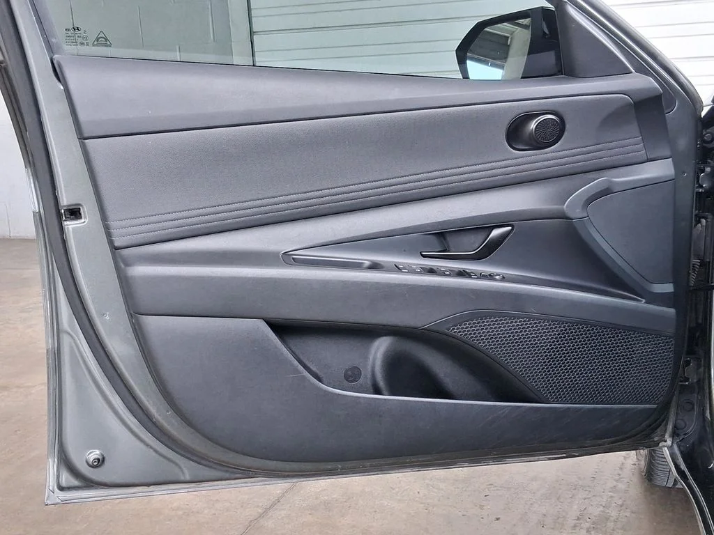 Used 2025 Gray Hyundai SEL Sport image 16