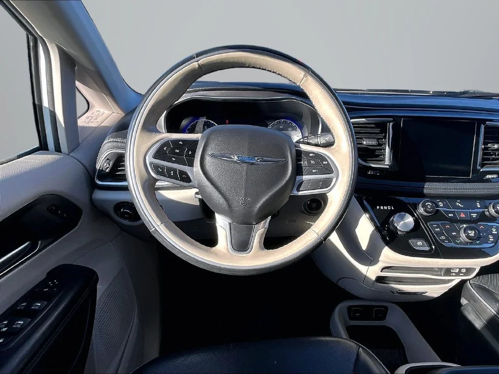 Used 2018 White Chrysler Limited image 5