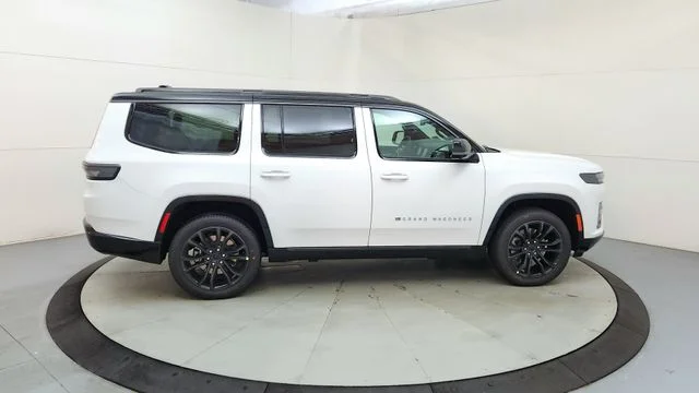 New 2026 Bright White Clear-Coat Exterior Paint Jeep Summit Reserve image 11