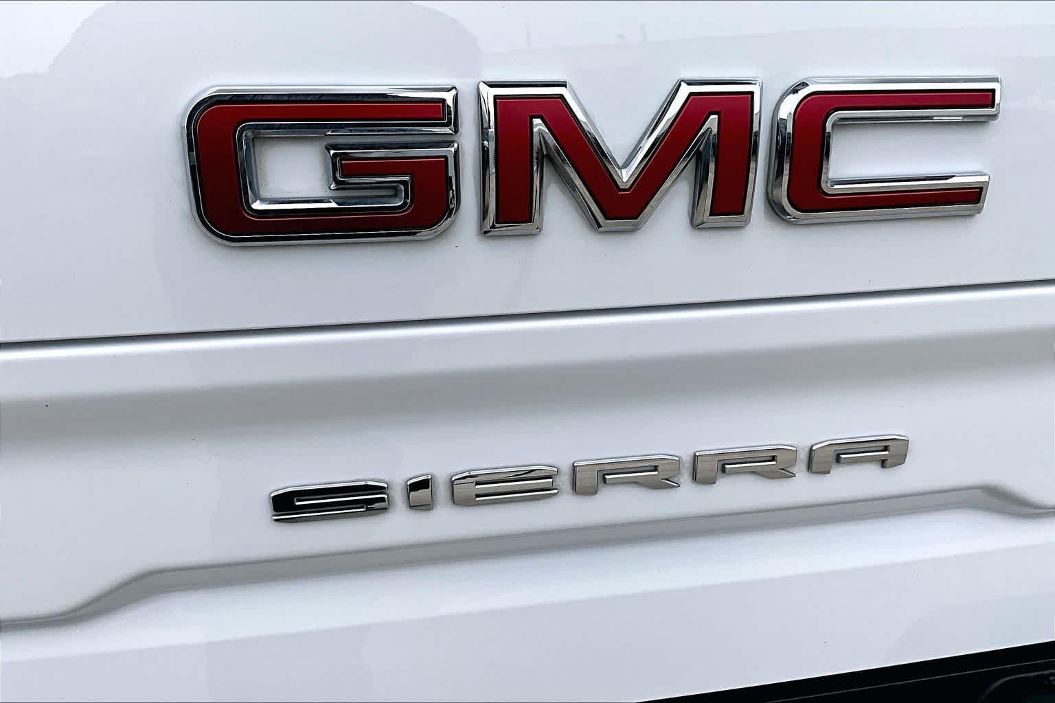 Used 2025 Summit White GMC SLT image 31