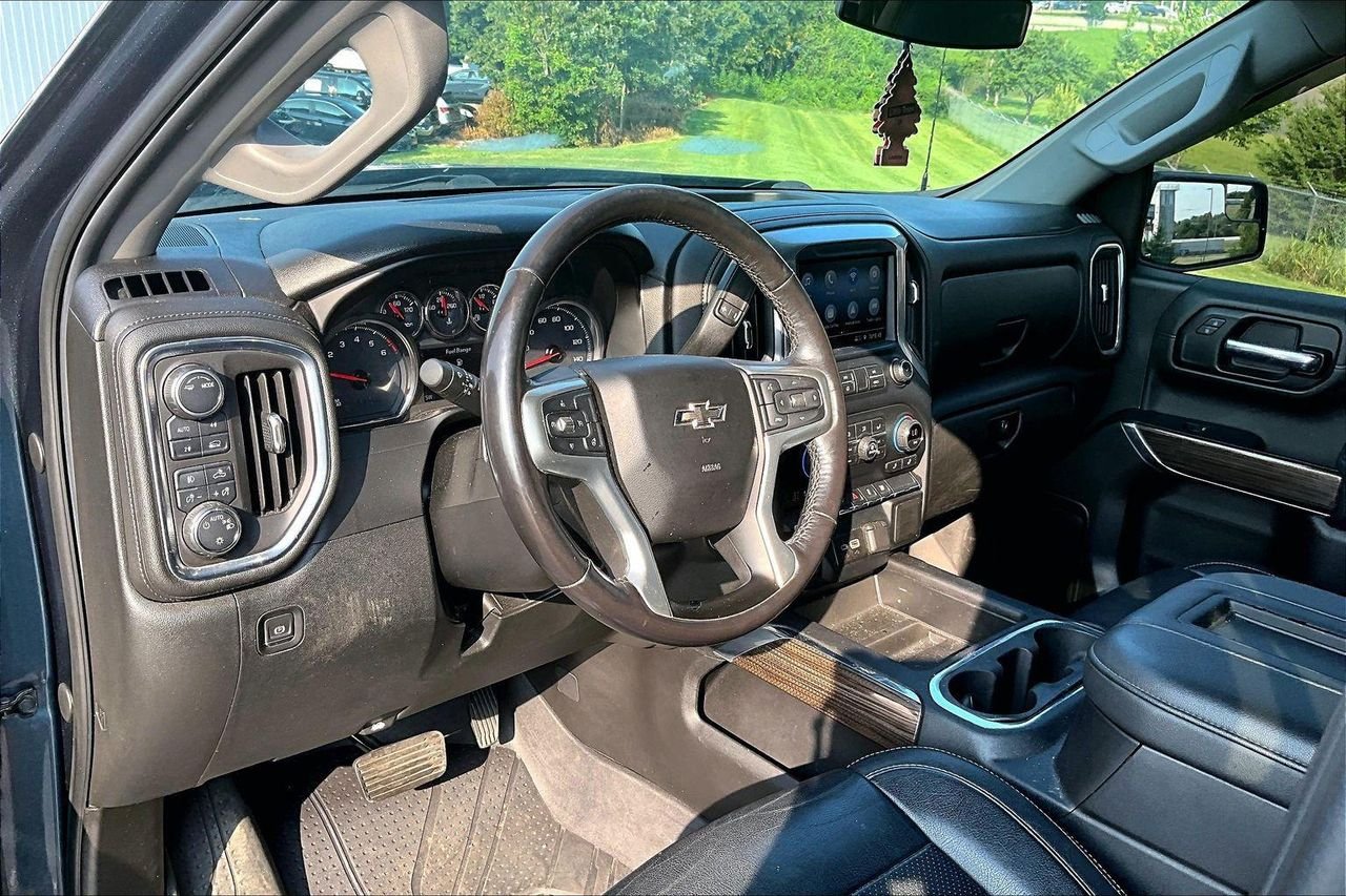 Used 2020 Shadow Gray Metallic Chevrolet 4WD Crew Cab Short Bed RST image 5