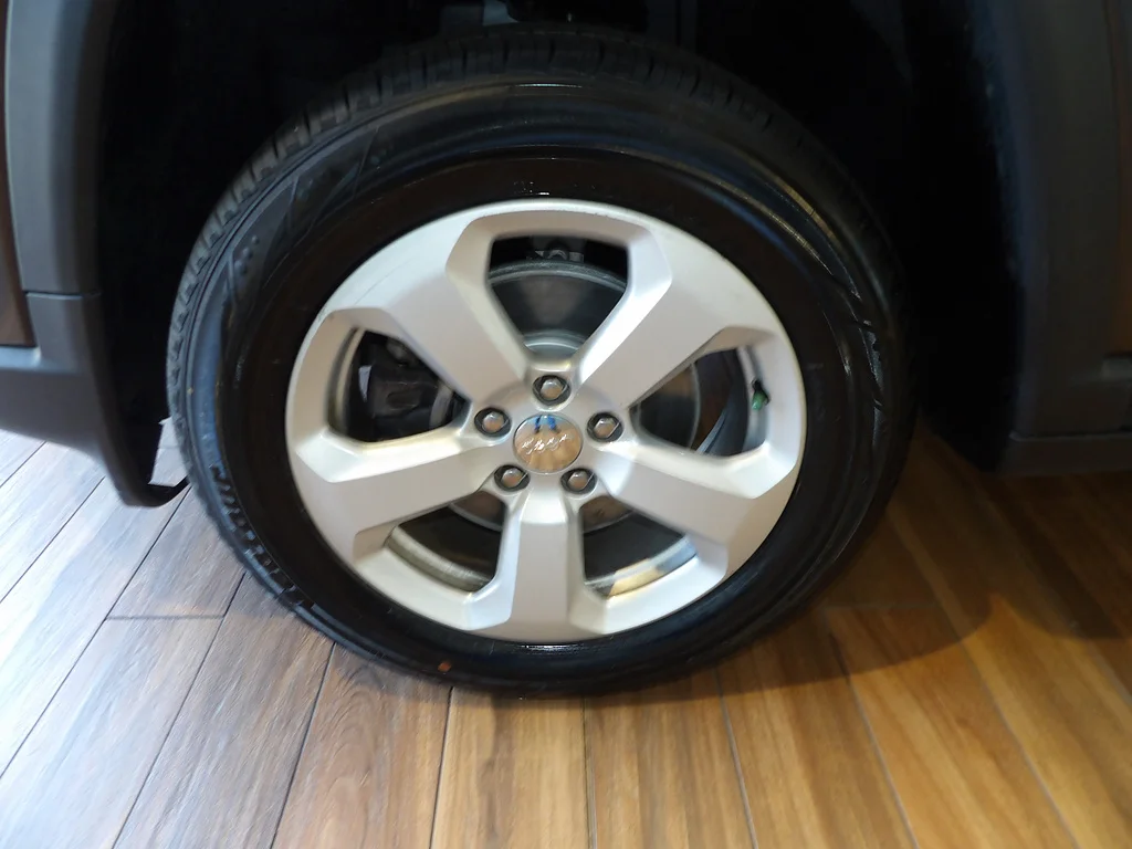 Used 2021 Granite Crystal Metallic Clear Coat Jeep Latitude image 10