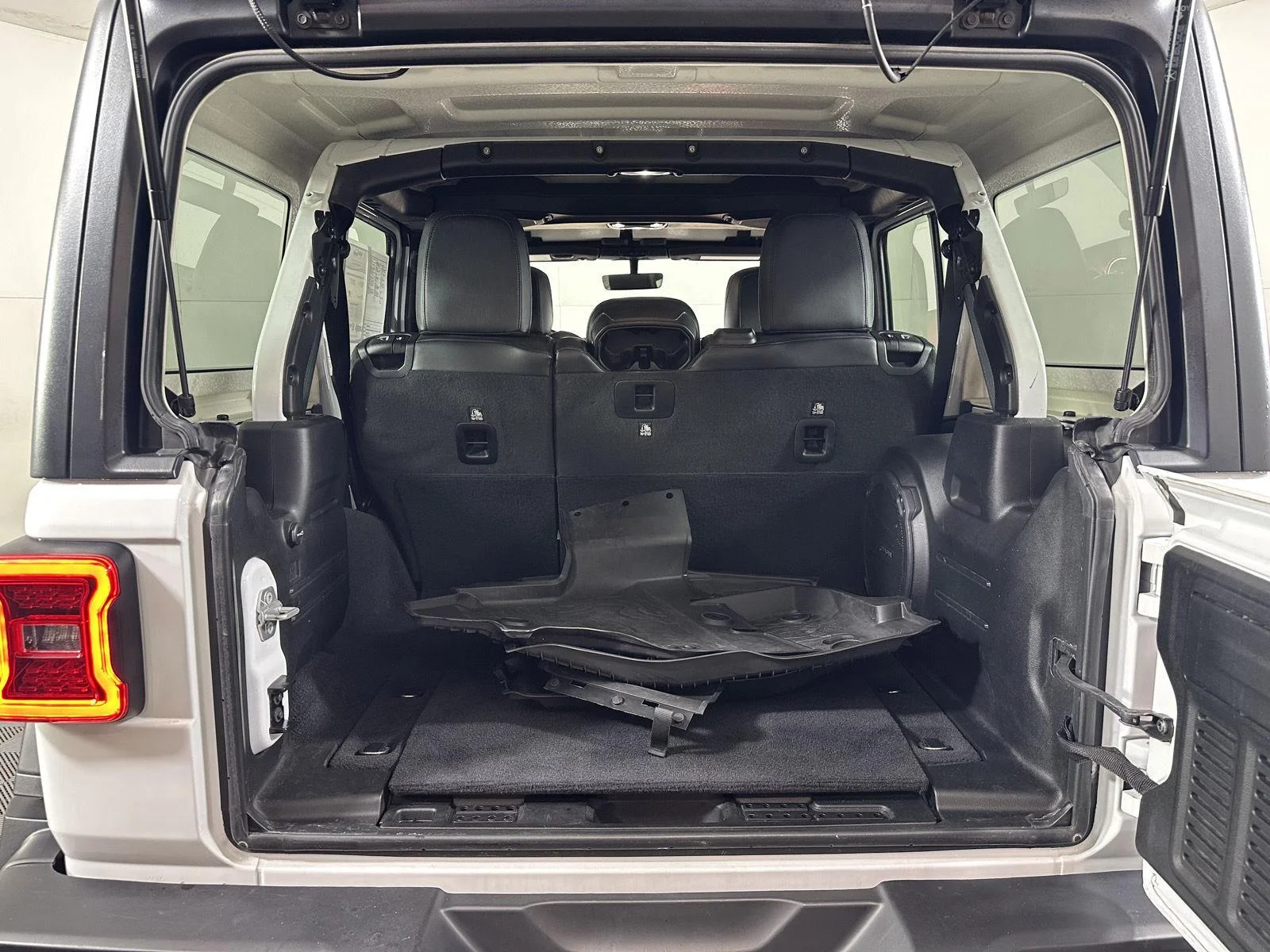 Used 2021 Bright White Clearcoat Jeep Unlimited Rubicon image 16