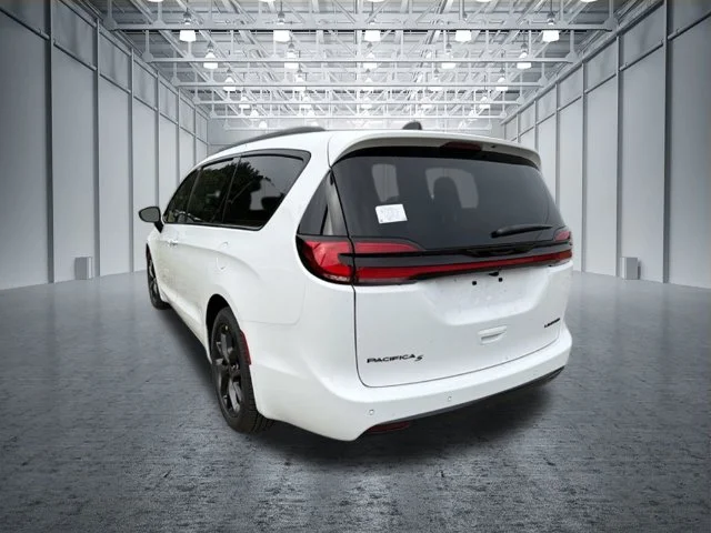 New 2027 Bright White Clear-Coat Paint Chrysler Limited image 5