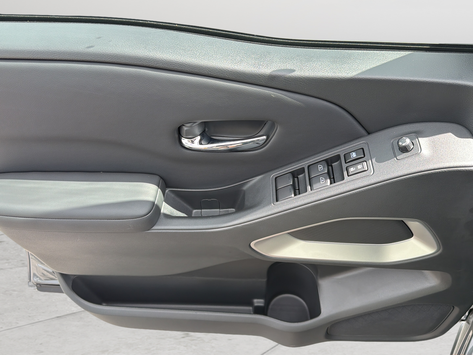 New 2027 Gray Nissan SV image 23