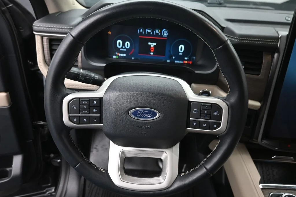 Used 2022  Ford Limited image 19