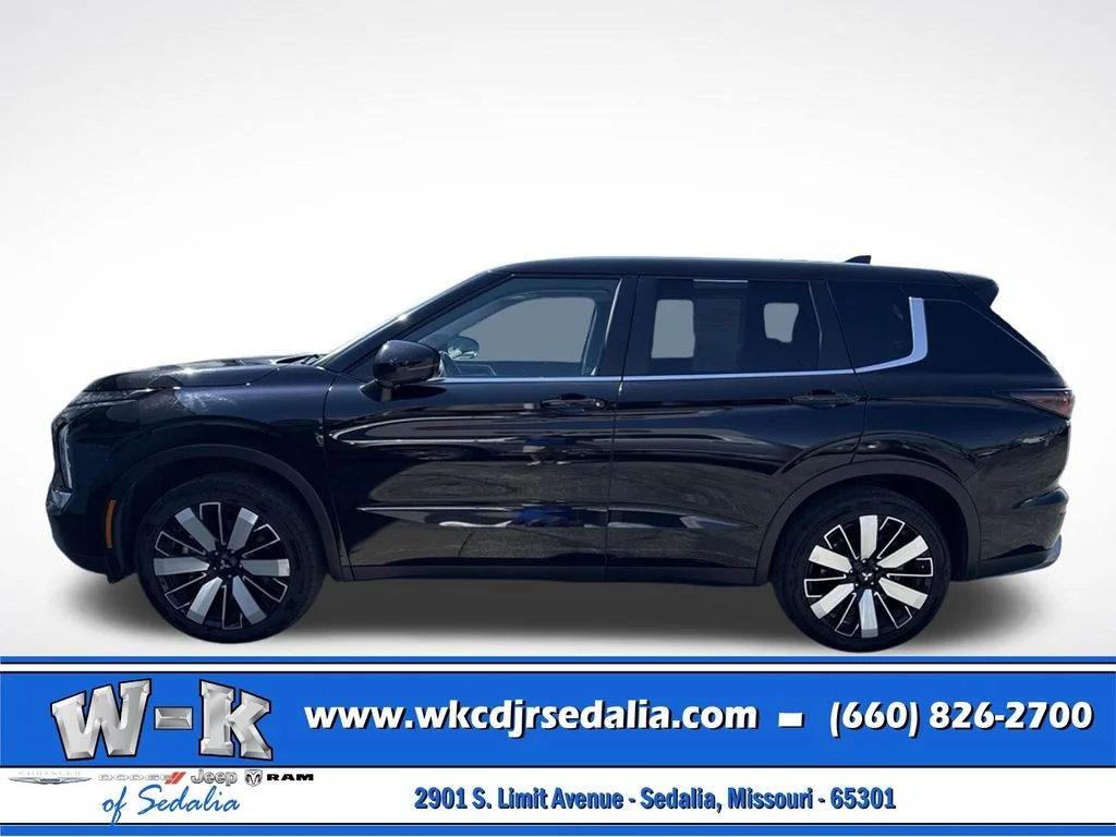 Used 2025 Black Mitsubishi SE image 10
