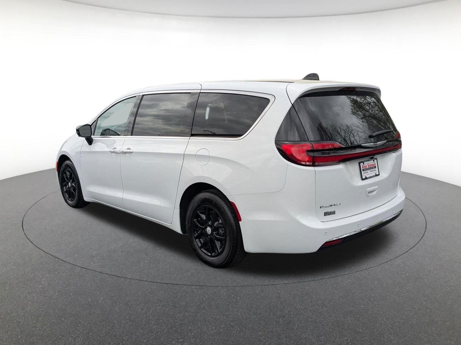 New 2026 Bright White Clear-Coat Exterior Paint Chrysler Select image 6