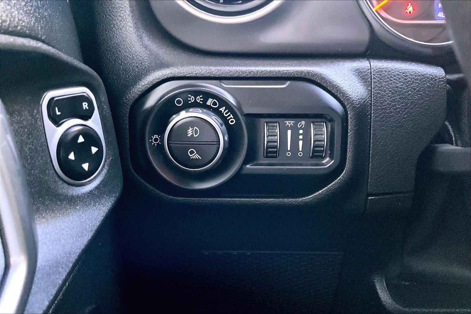 Used 2020 Black Clearcoat Jeep Sport S image 33