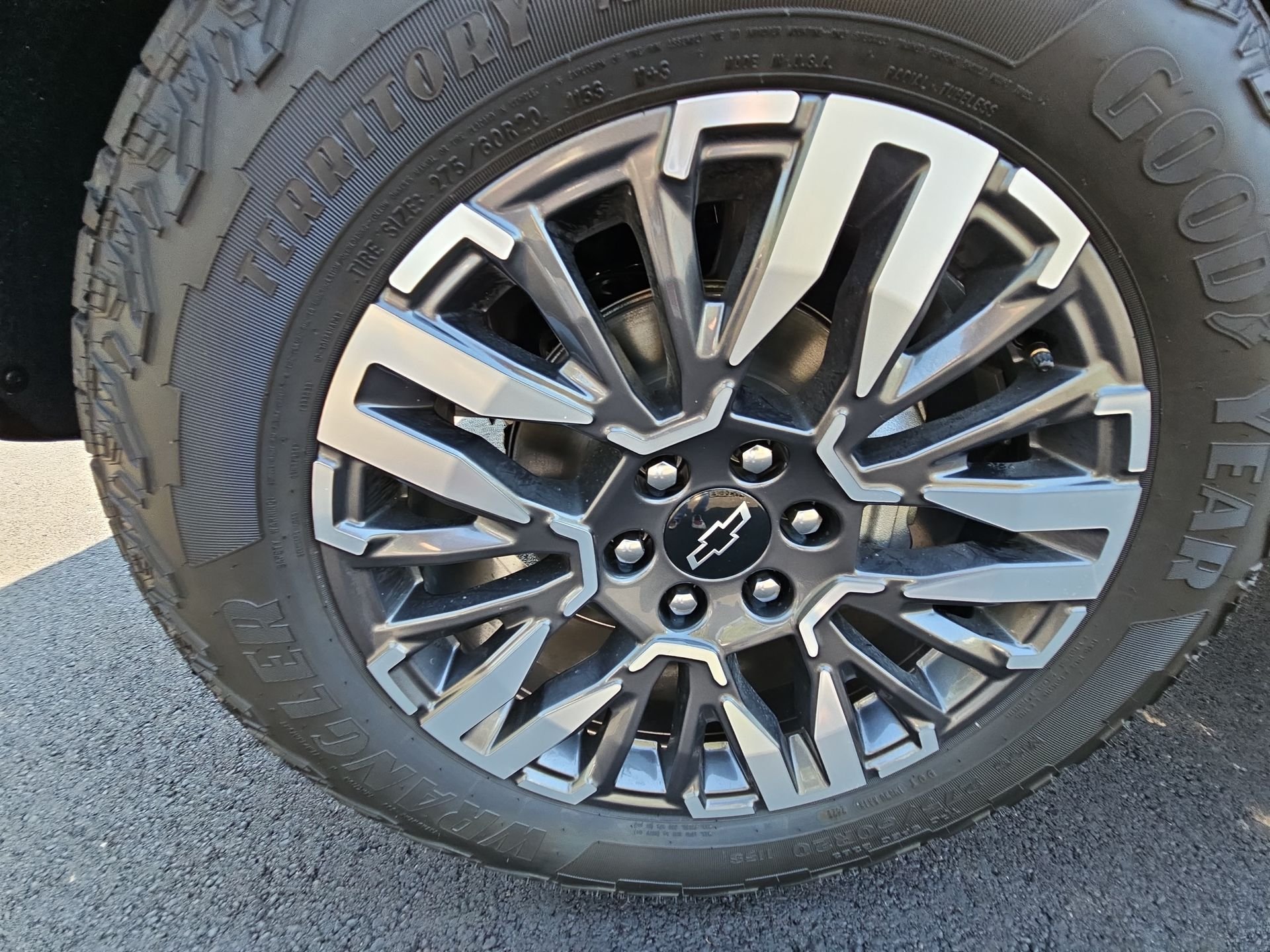 New 2026 Summit White Chevrolet Z71 image 35