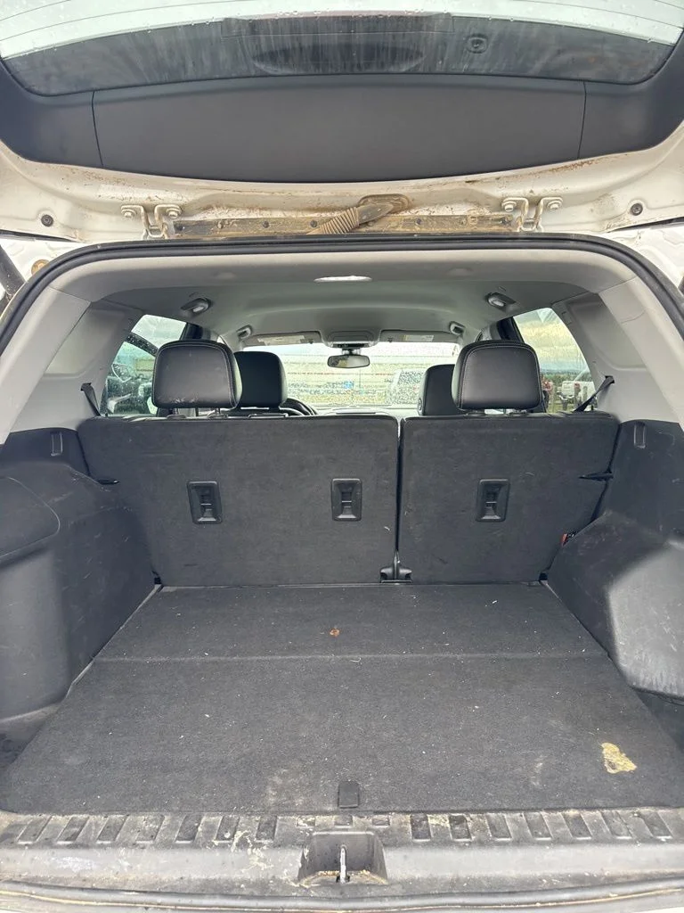 Used 2023 White GMC SLT image 30