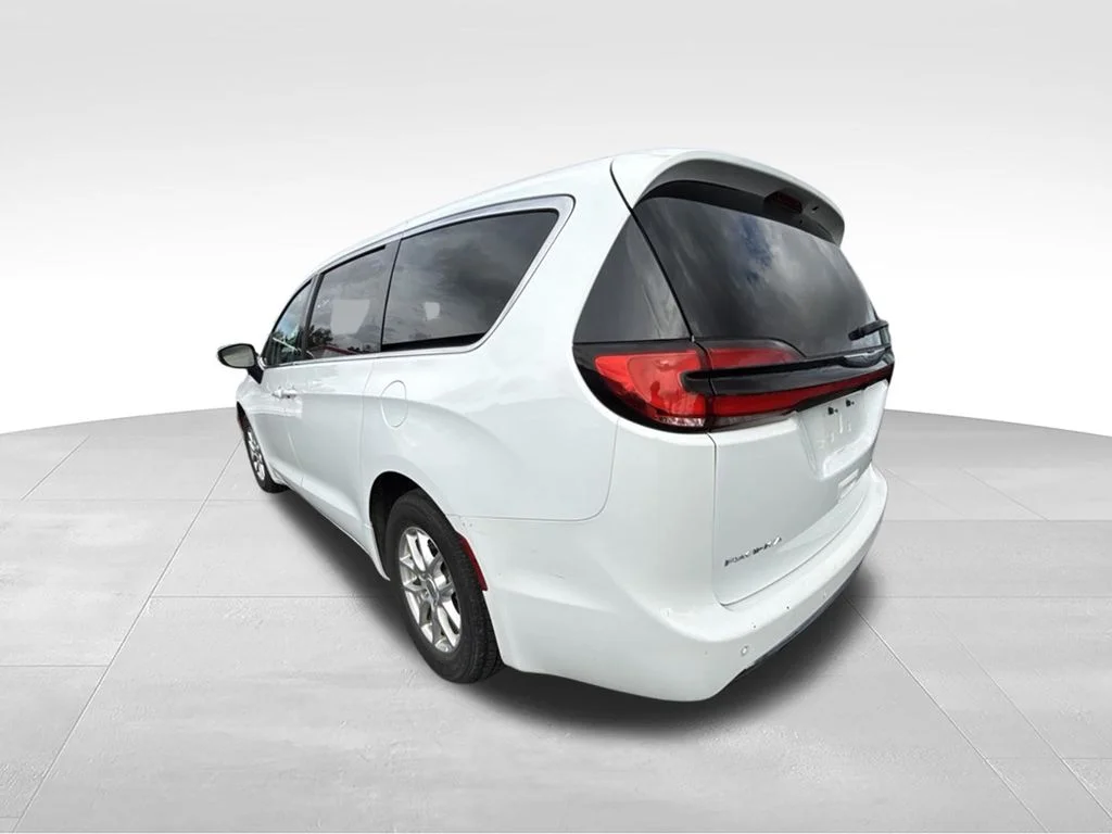 Used 2023 White Chrysler Touring L image 5