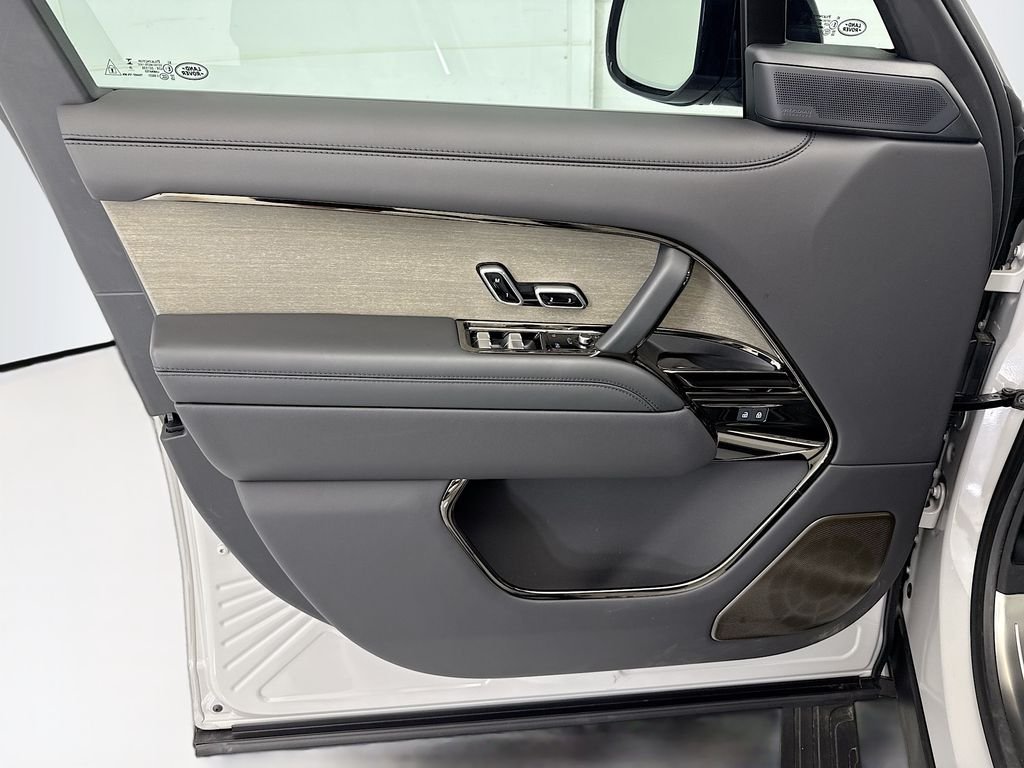 New 2026 Borasco Grey LAND ROVER SV Signature Suite image 23