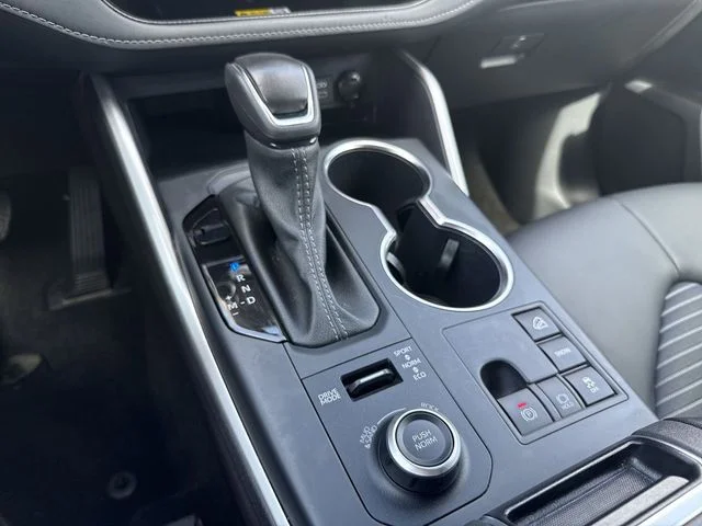 2025 Toyota Highlander LE - Photo 19