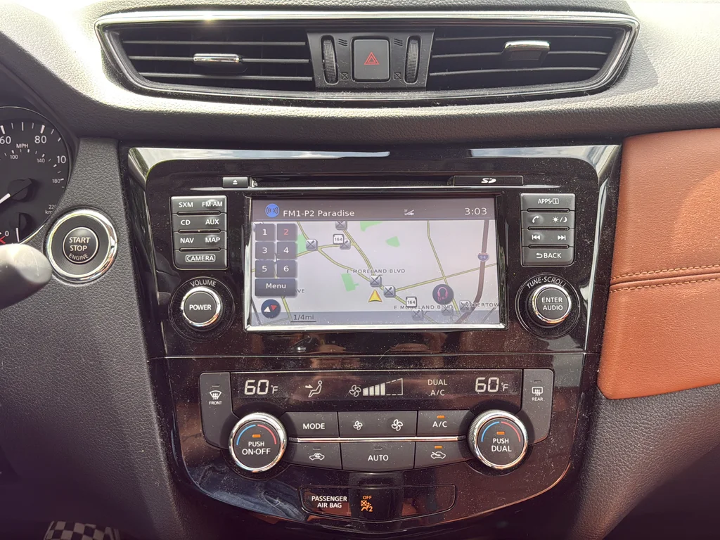 Used 2017 Silver Nissan SL image 6