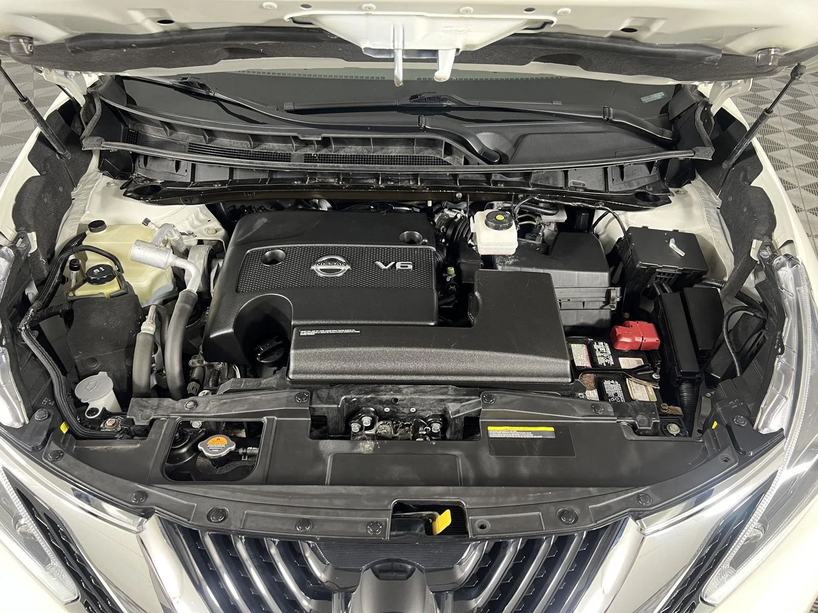 Used 2018 Pearl White Nissan SL image 3