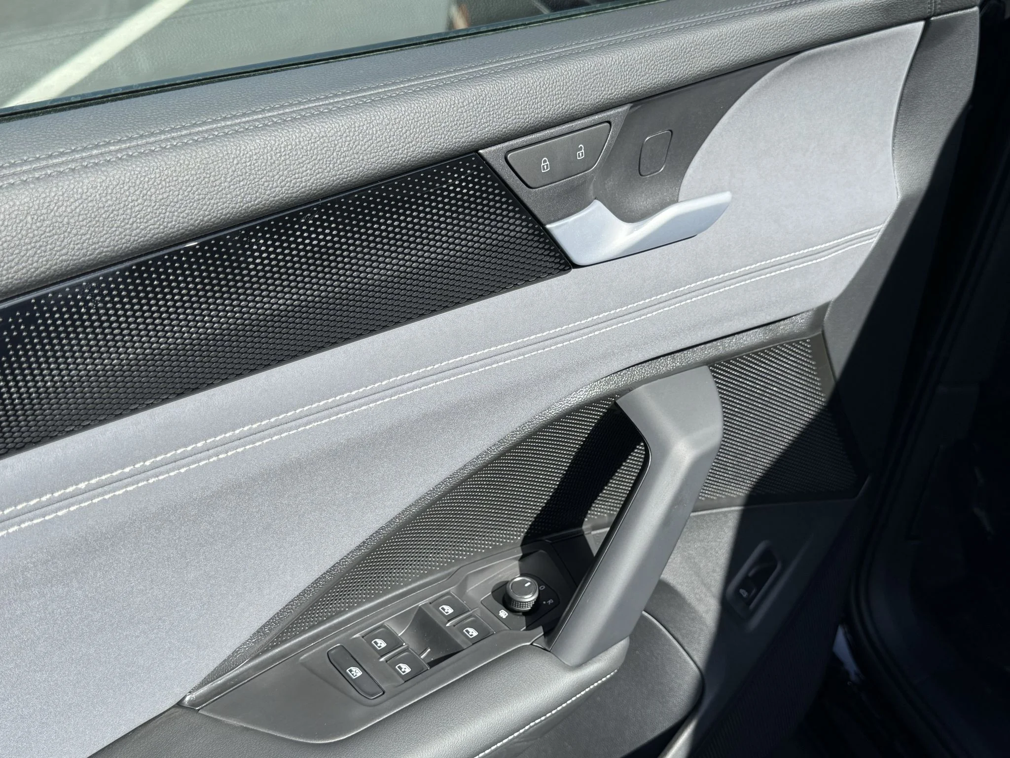 New 2026 Deep Black Pearl Volkswagen SE image 12