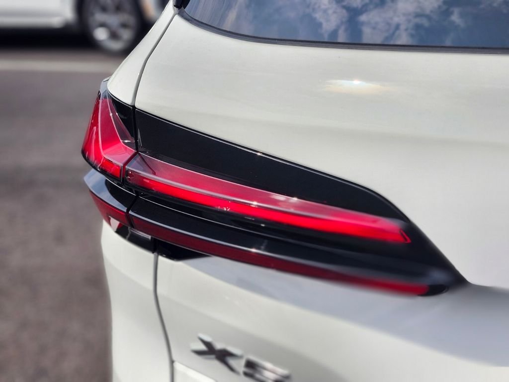 New 2026 White BMW xDrive40i image 9