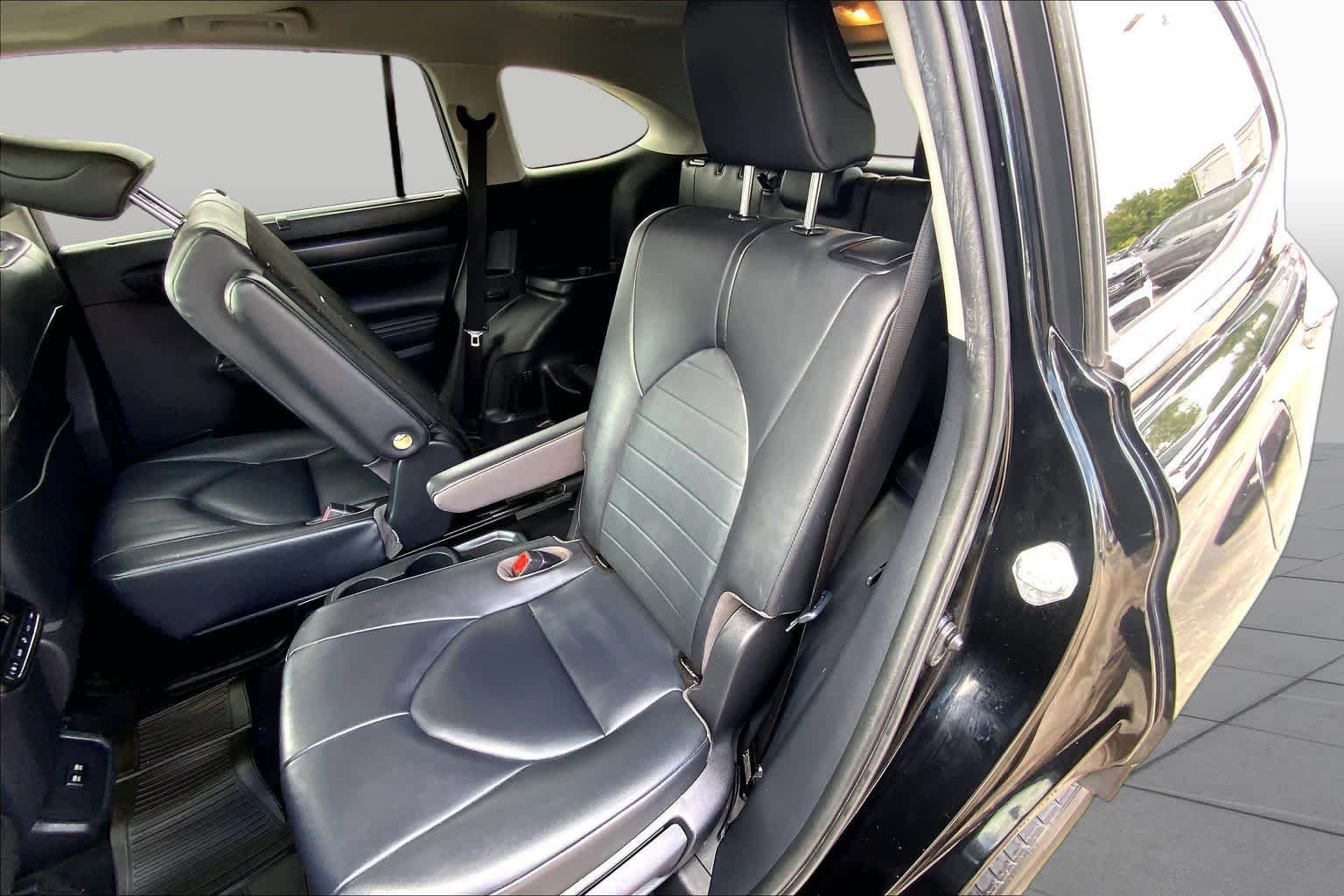 Used 2020 Midnight Black Metallic Toyota XLE image 19