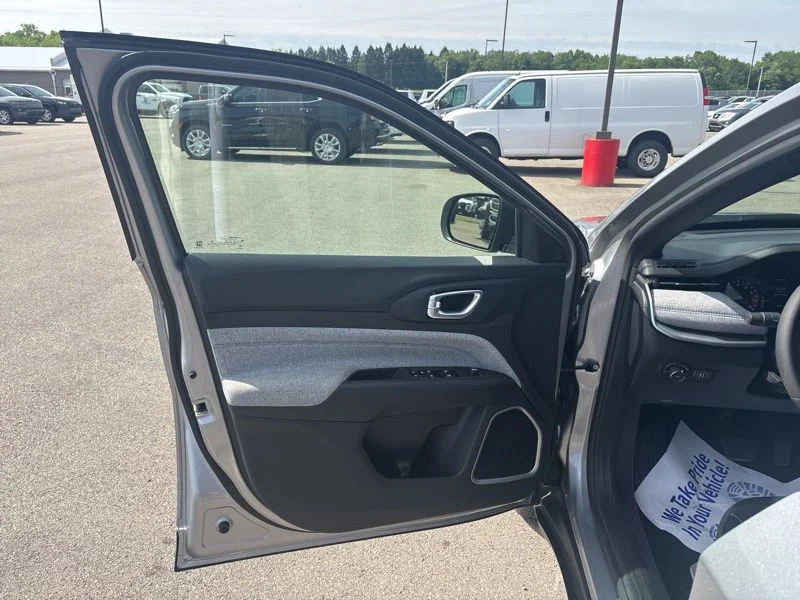 Used 2023 Silver Jeep Latitude image 29
