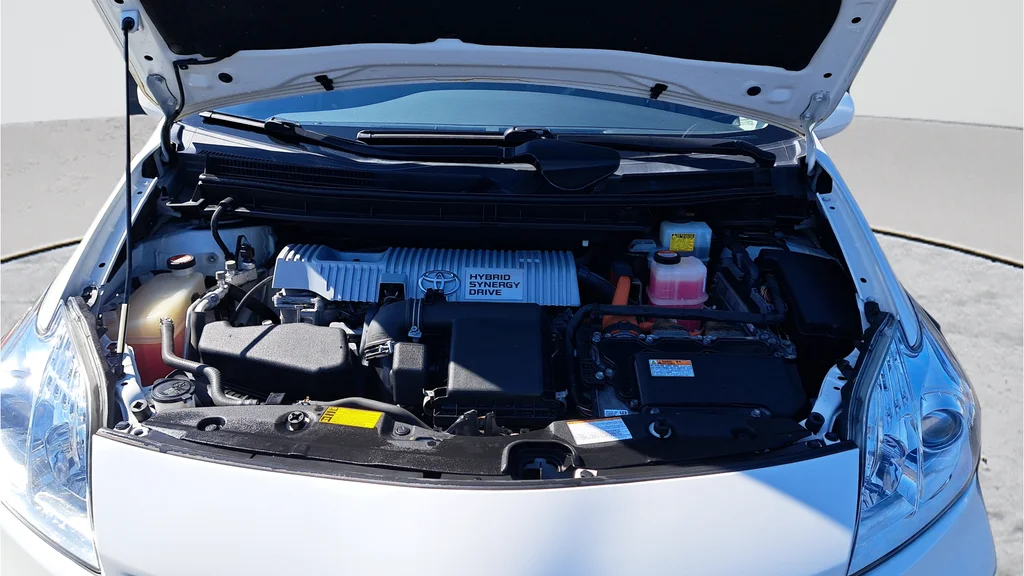 Used 2015 White Toyota Three image 26