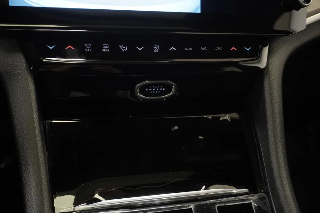 New 2026 Silver Zynith Exterior Paint Jeep Laredo Altitude image 24