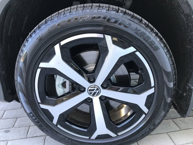 New 2026 Pure White Volkswagen SE image 12