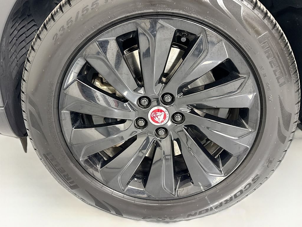 Used 2020  Jaguar SE image 30