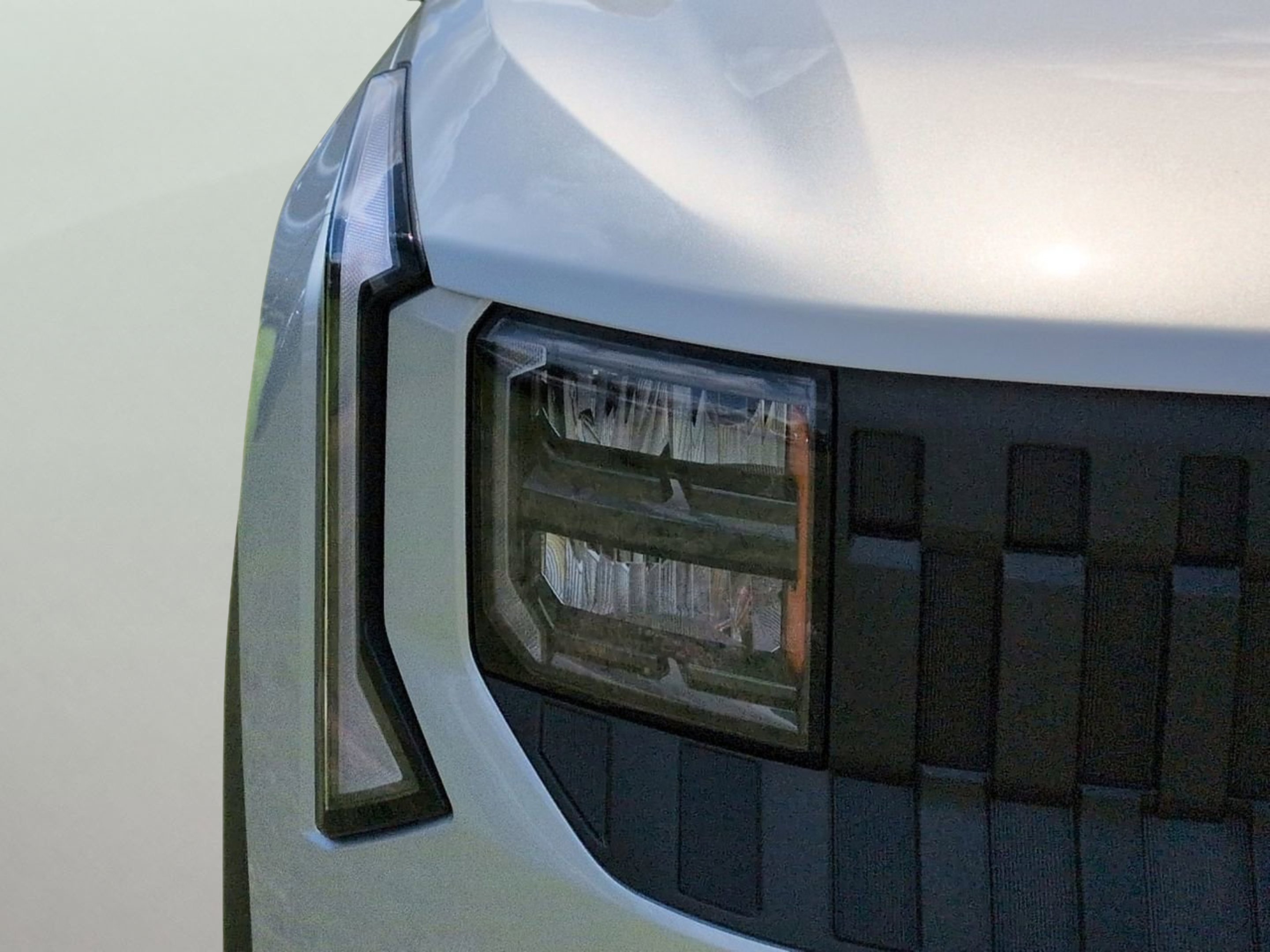 New 2027 Ivory Silver Kia LX image 28