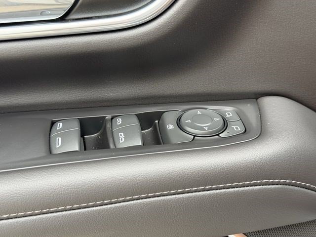 Used 2021 Summit White Chevrolet Commercial image 25