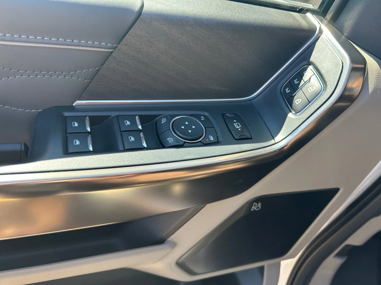 New 2026 Star White Metallic Tri-Coat Ford Platinum image 17