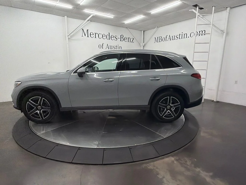 New 2027 White Mercedes-Benz GLC 300 image 4