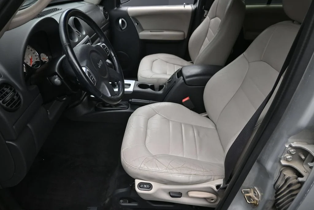 Used 2002 Silver Jeep Limited image 16