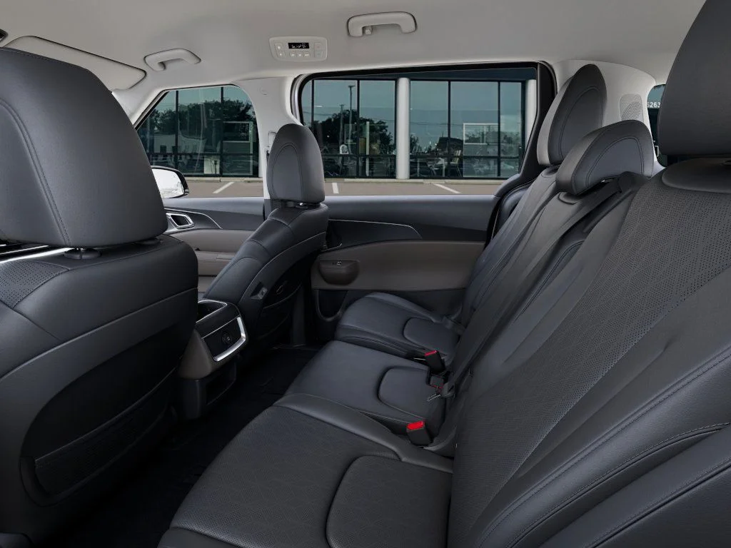Used 2026 White Kia LXS image 19