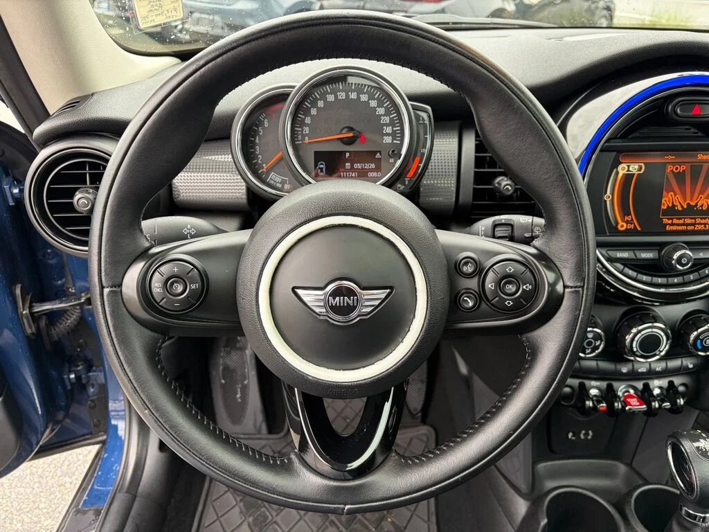 Used 2018  MINI 3 Door Great price,Fun to drive,Financing availa image 21