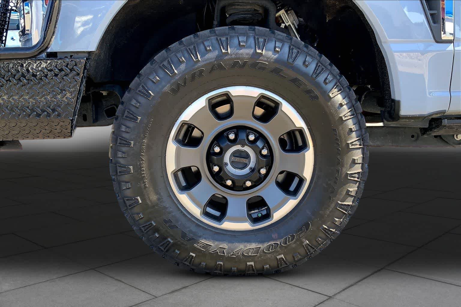 Used 2024 Glacier Gray Metallic Tri-Coat Ford King Ranch image 11