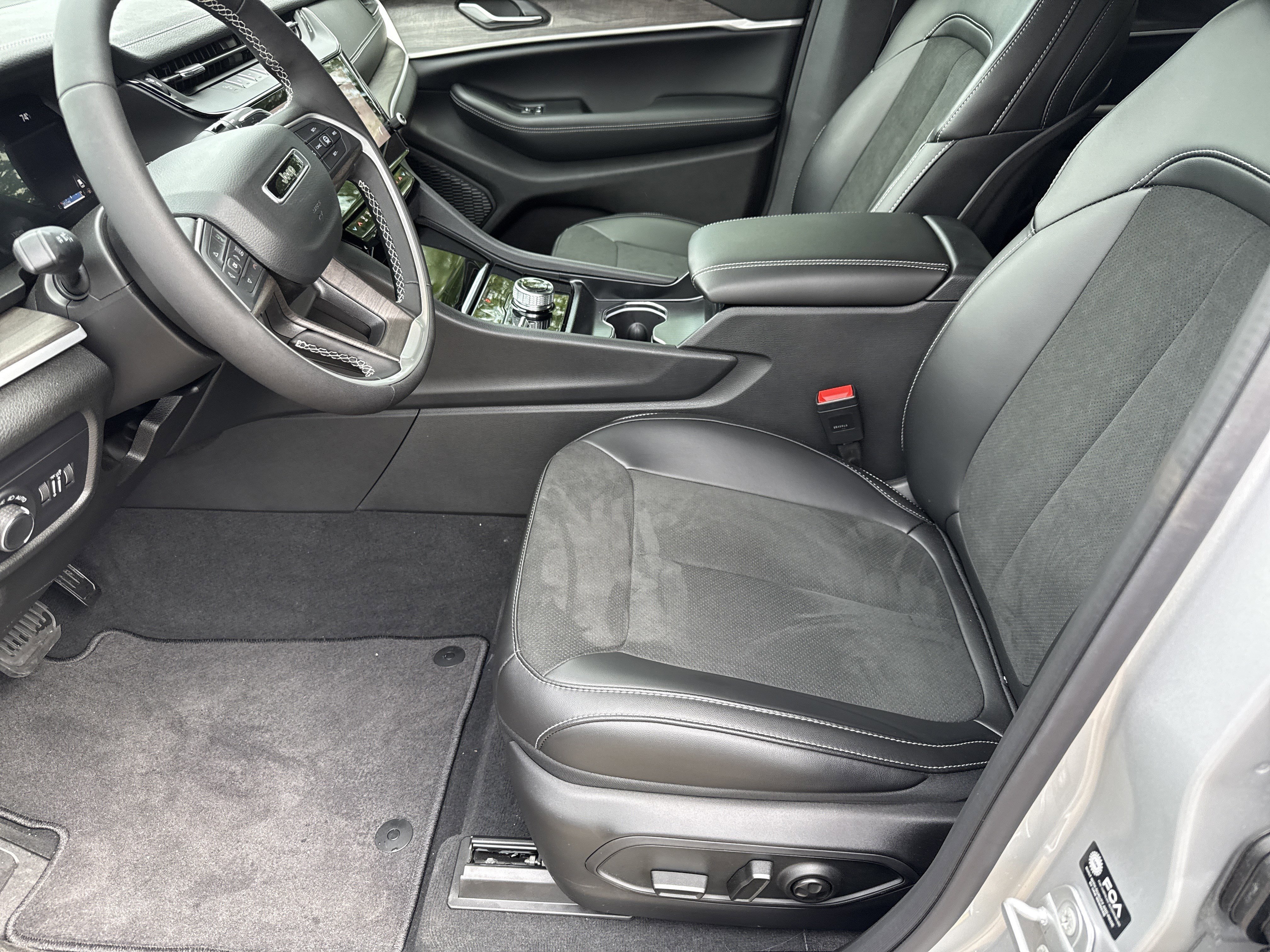 New 2026 Silver Zynith Jeep Laredo Altitude image 9