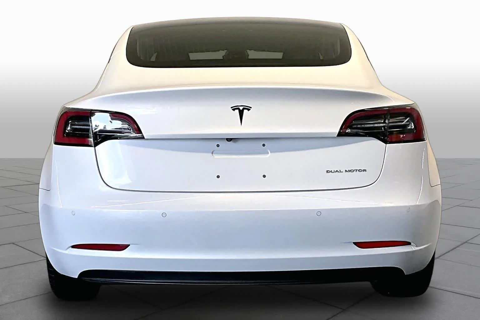 Used 2018 Pearl White Multi-Coat Tesla Long Range Battery image 4
