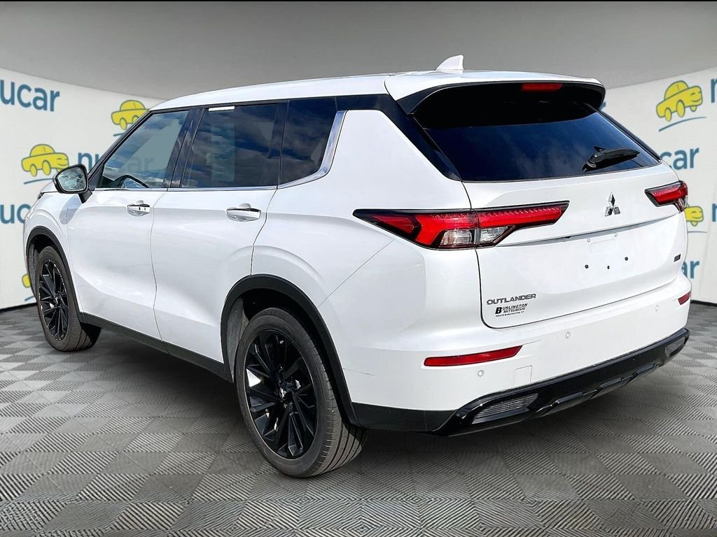 Used 2023 White Mitsubishi SE image 3