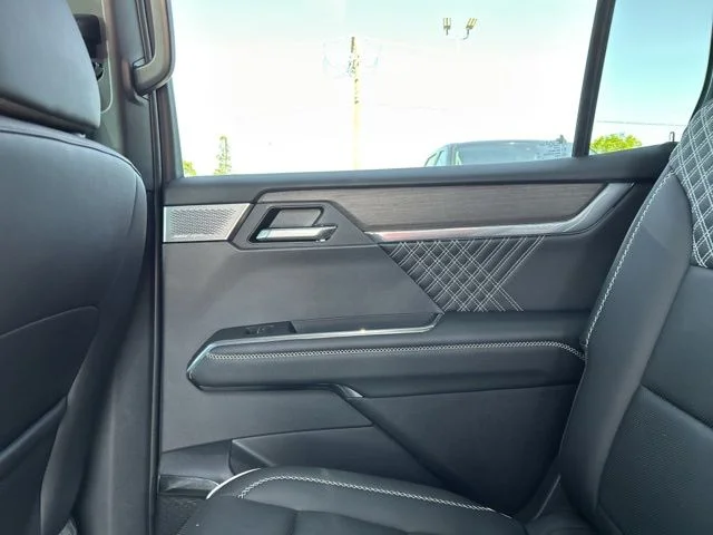Used 2024 White GMC Denali image 30