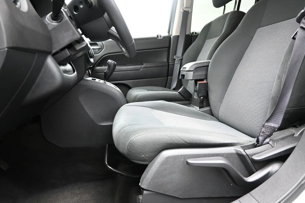 Used 2015 Bright White Clearcoat Jeep Latitude image 14