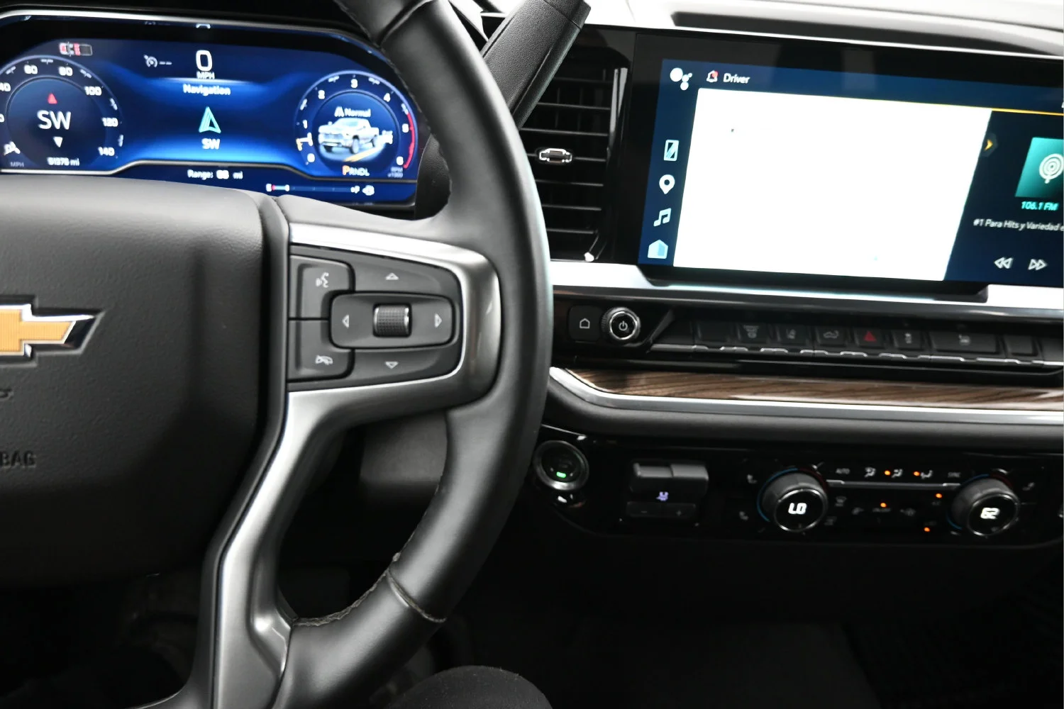 Used 2025 Summit White Chevrolet LT image 16