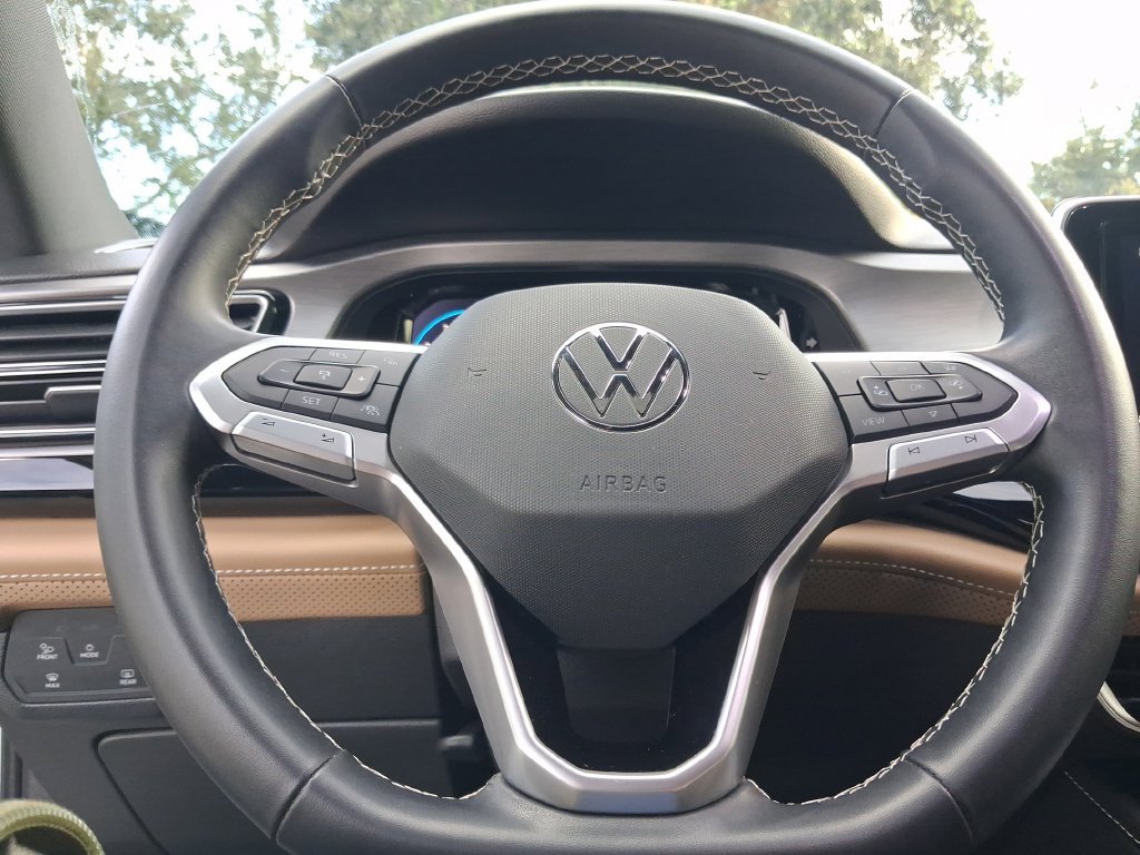 Used 2024 White Volkswagen 2.0T SE w/Technology image 18
