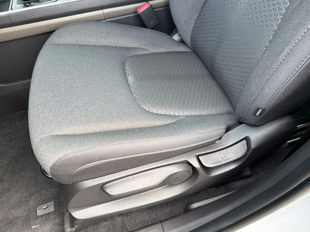 2027 Kia Carnival LX - Photo 18