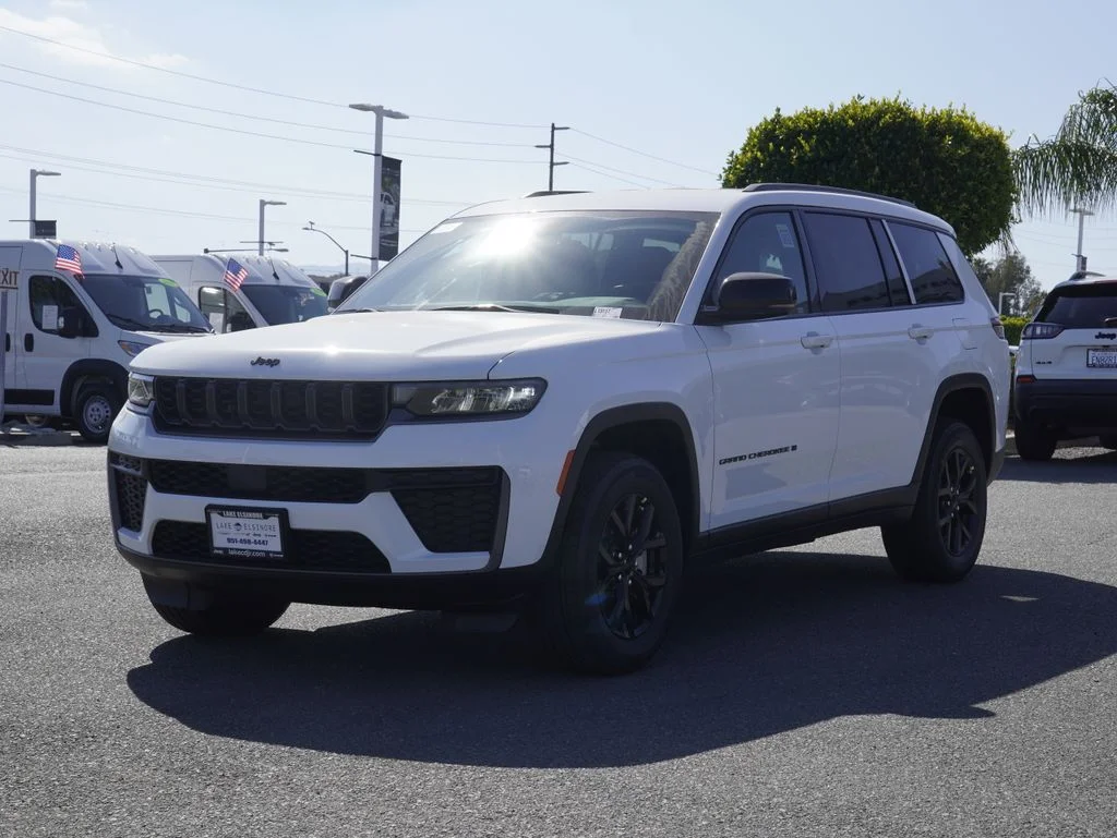 New 2026 Bright White Clear-Coat Exterior Paint Jeep Altitude image 8