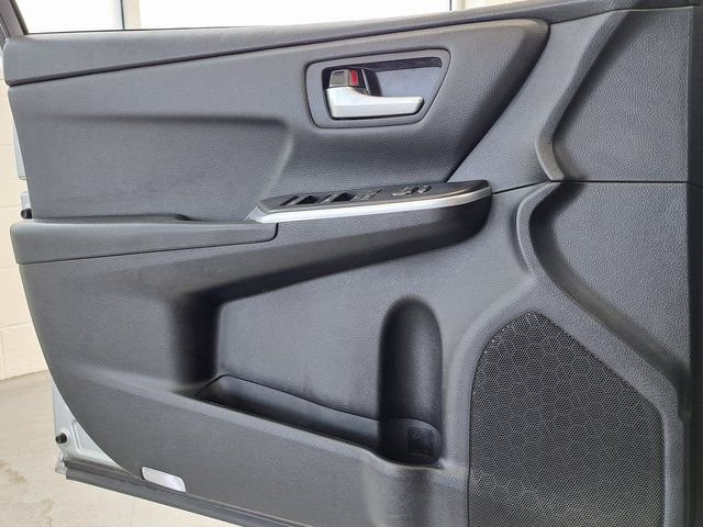 Used 2015 Silver Toyota SE image 19