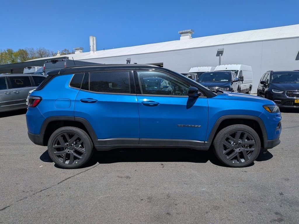 New 2026 Hydro Blue Pearl-Coat Exterior Paint Jeep Limited image 2
