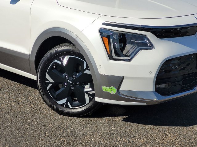 Used 2023 White Kia Wave image 9